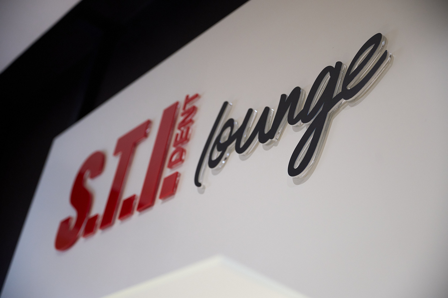 S.T.I. Lounge